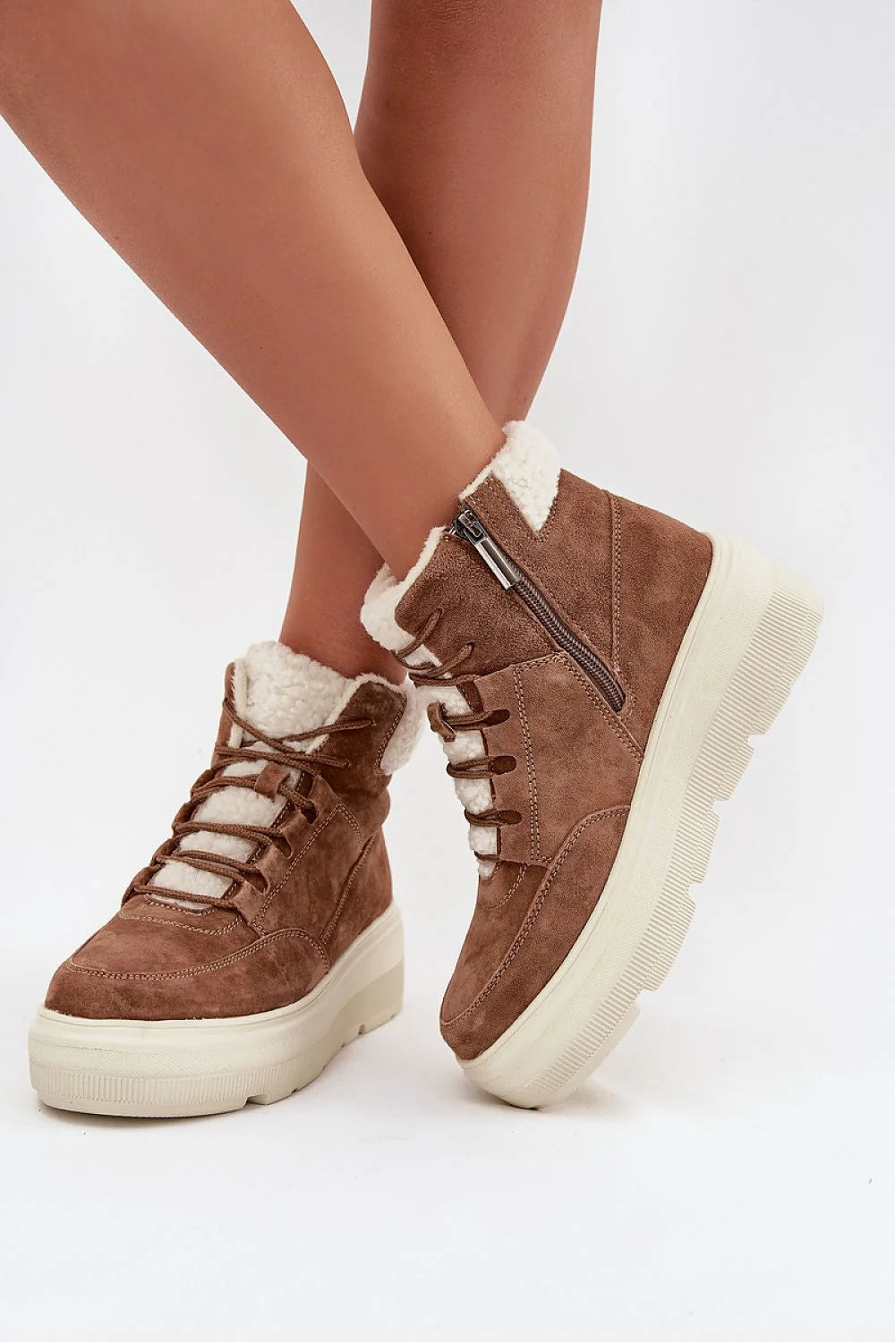 bottes neige femme Vinceza suède camel plateforme massive semelle crantée écrue col sherpa blanc lacets ronds zip latéral doublure fourrure