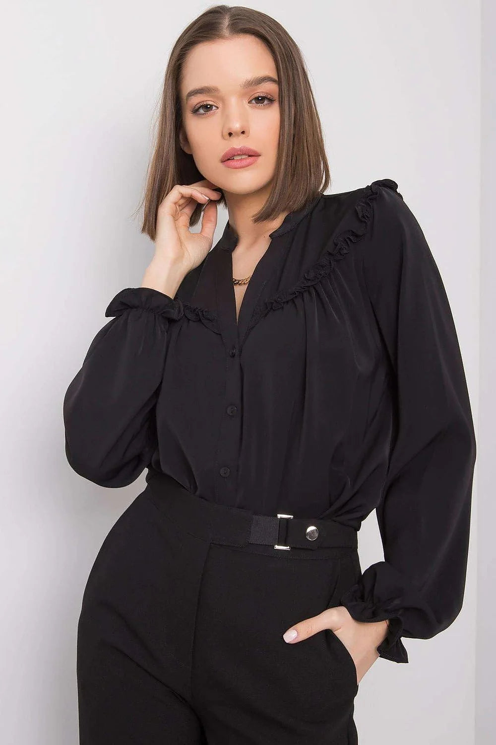 Chemise longue polyester noir élégant volants subtils coupe ample occasions multiples femmes modernes
