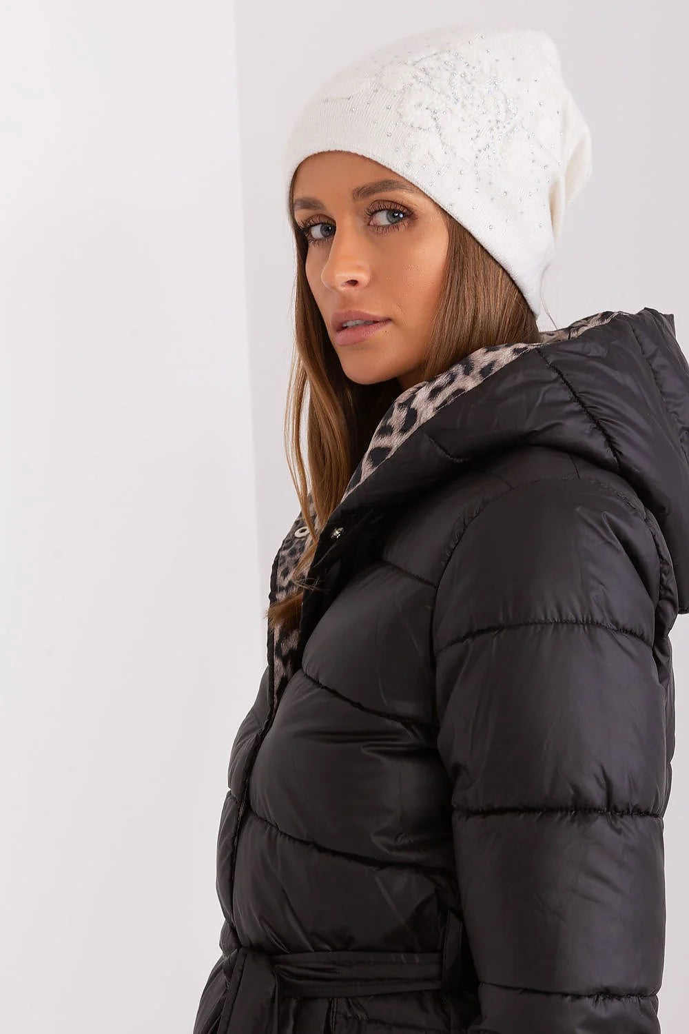 Manteau d'hiver matelassé noir pour femme, style élégant, coupe cintrée, capuchon doublé, ceinture à nouer, confort et style