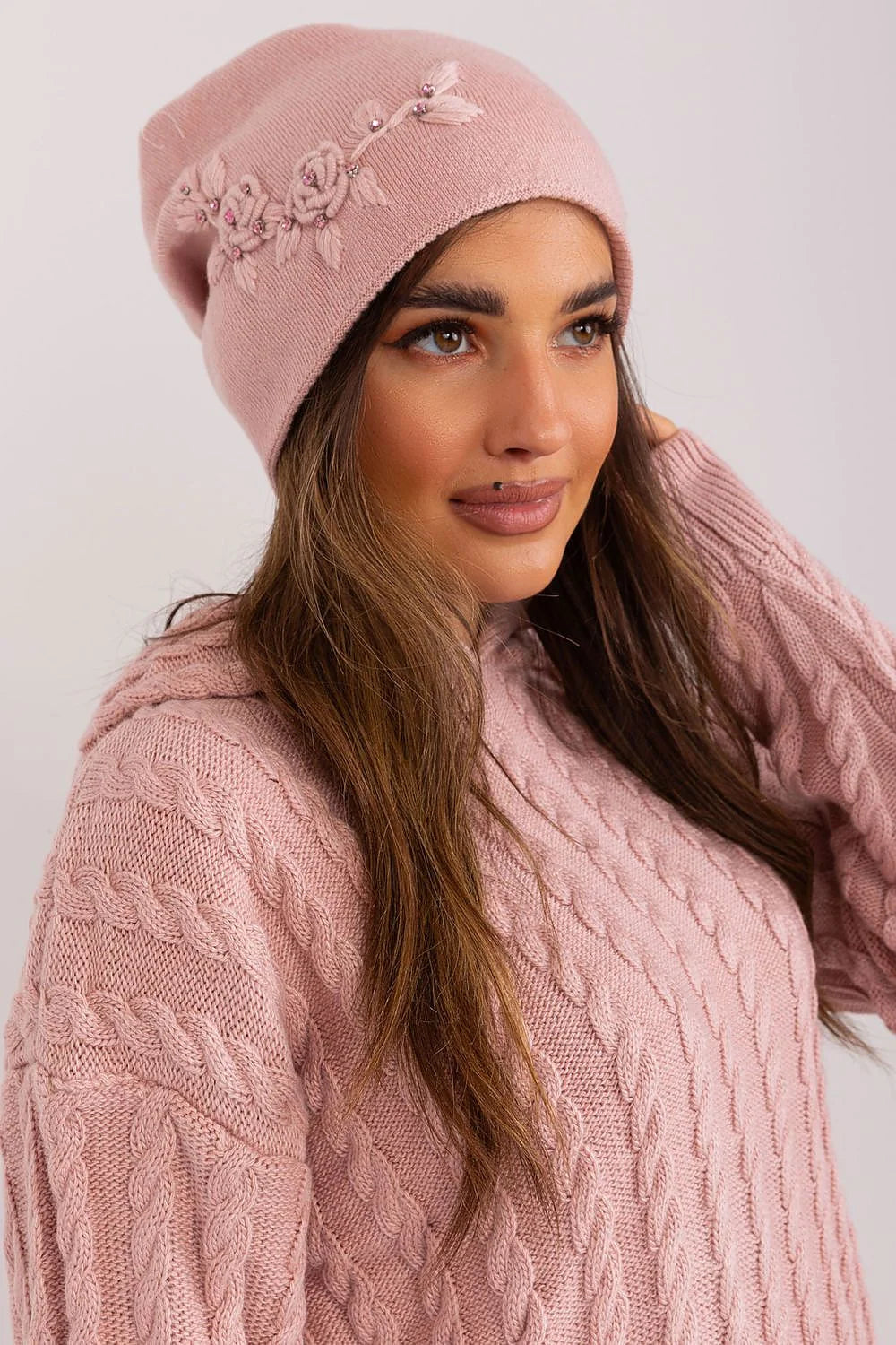 Bonnet et pull coordonnés féminins élégants en tricot rose pâle, style casual chic, matières douces et confortables pour femmes