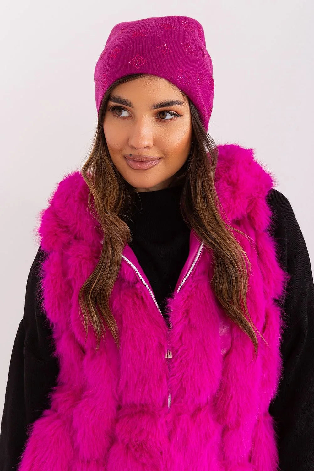 Bonnet et veste sans manches femme style casual-chic en fuchsia tricot fourrure imitée applications strass matelassé