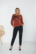 Ensemble sport-chic pour femme, pull doux, pantalon ajusté, style moderne, couleur terre, occasion quotidienne, confortable, polyvalent, vêtement tendance, mode automne, coupe relax, textile doux