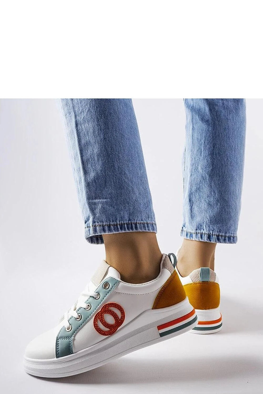 Chaussures de sport pour femme design moderne couleur blanche et bleu clair baskets à lacets semelle épaisse confortable style sport chic