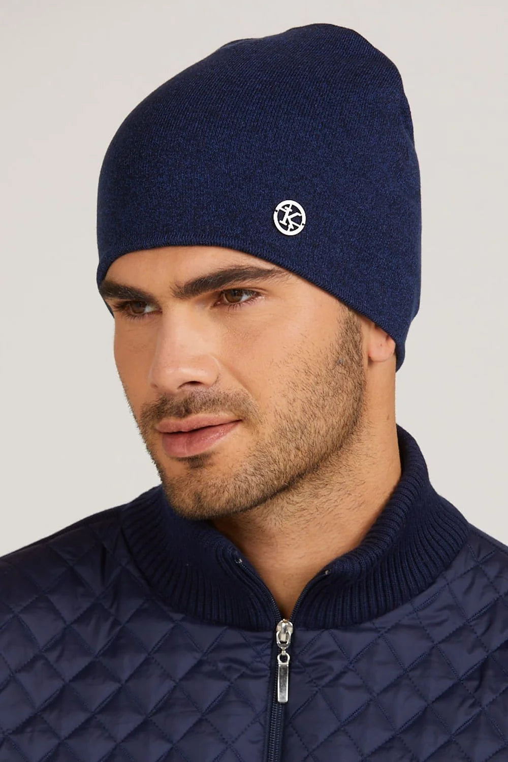 Casquette Kamea en laine mérinos pour femme, style épuré, hiver 2023, mode intemporelle, coloris navy, matériau doux, logo discret, coupe ajustée, accessoire trendy