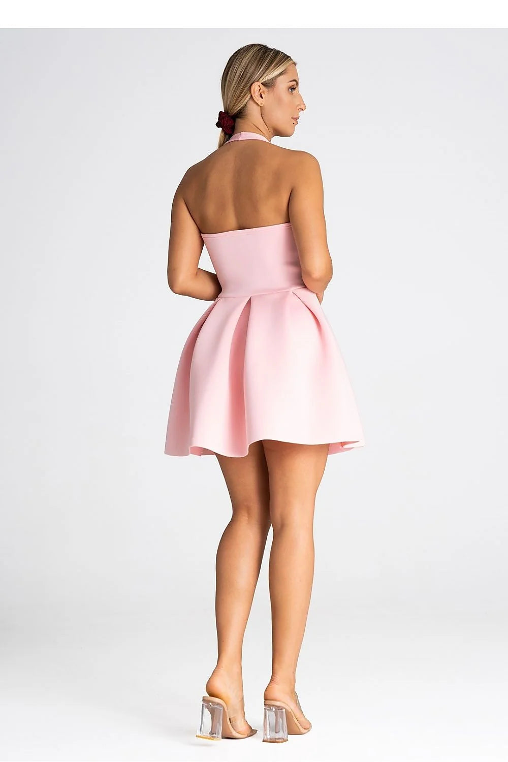 robe cocktail rose pastel courte sans manches encolure américaine décolleté croisé V boutons nacre plissée cintrée évasée élégante