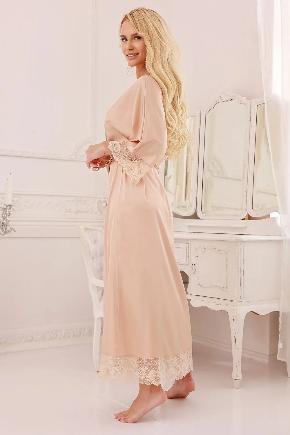 chemise nuit longue satinée fluide enveloppante peignoir kimono rose poudré nude ceinture nouée col décolleté manches larges dentelle florale délicate