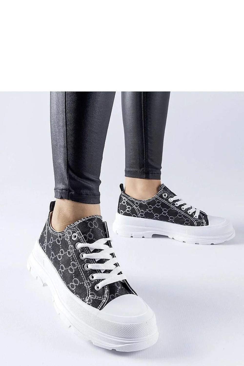 Baskets mode femmes design moderne urbain tige textile noir motifs entrelacés cercles anneaux lacets blancs semelle épaisse blanche rainures adhérence coutures blanches apparentes bout rond capuchon caoutchouc blanc