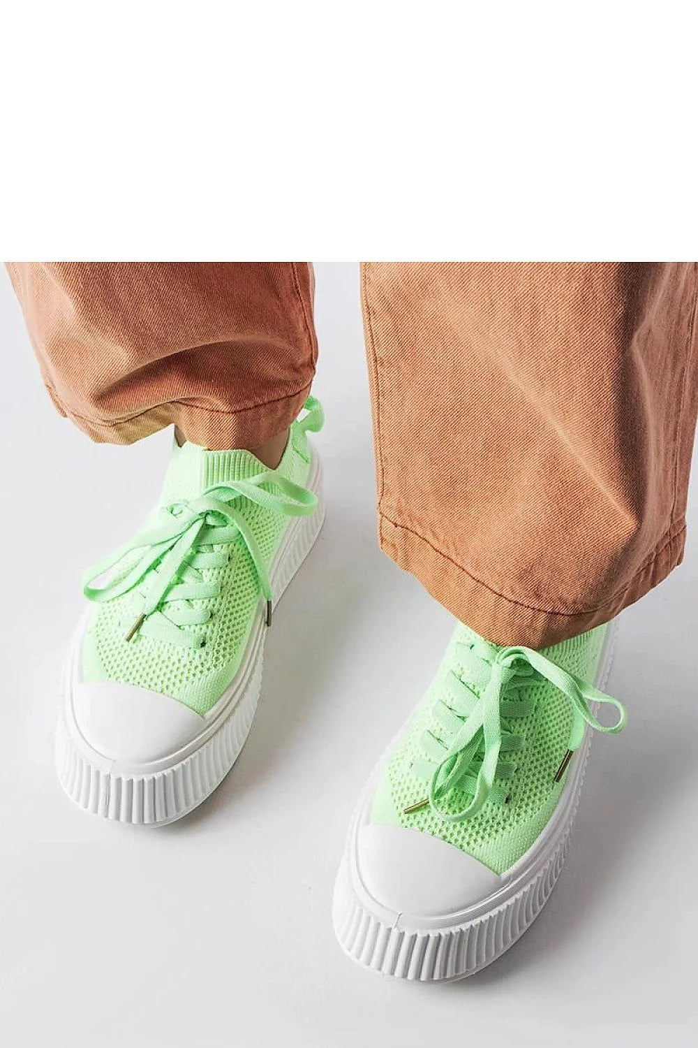 Baskets sneakers à plateforme style moderne urbain tige élastique vert clair semelle blanche bracelet doré femmes
