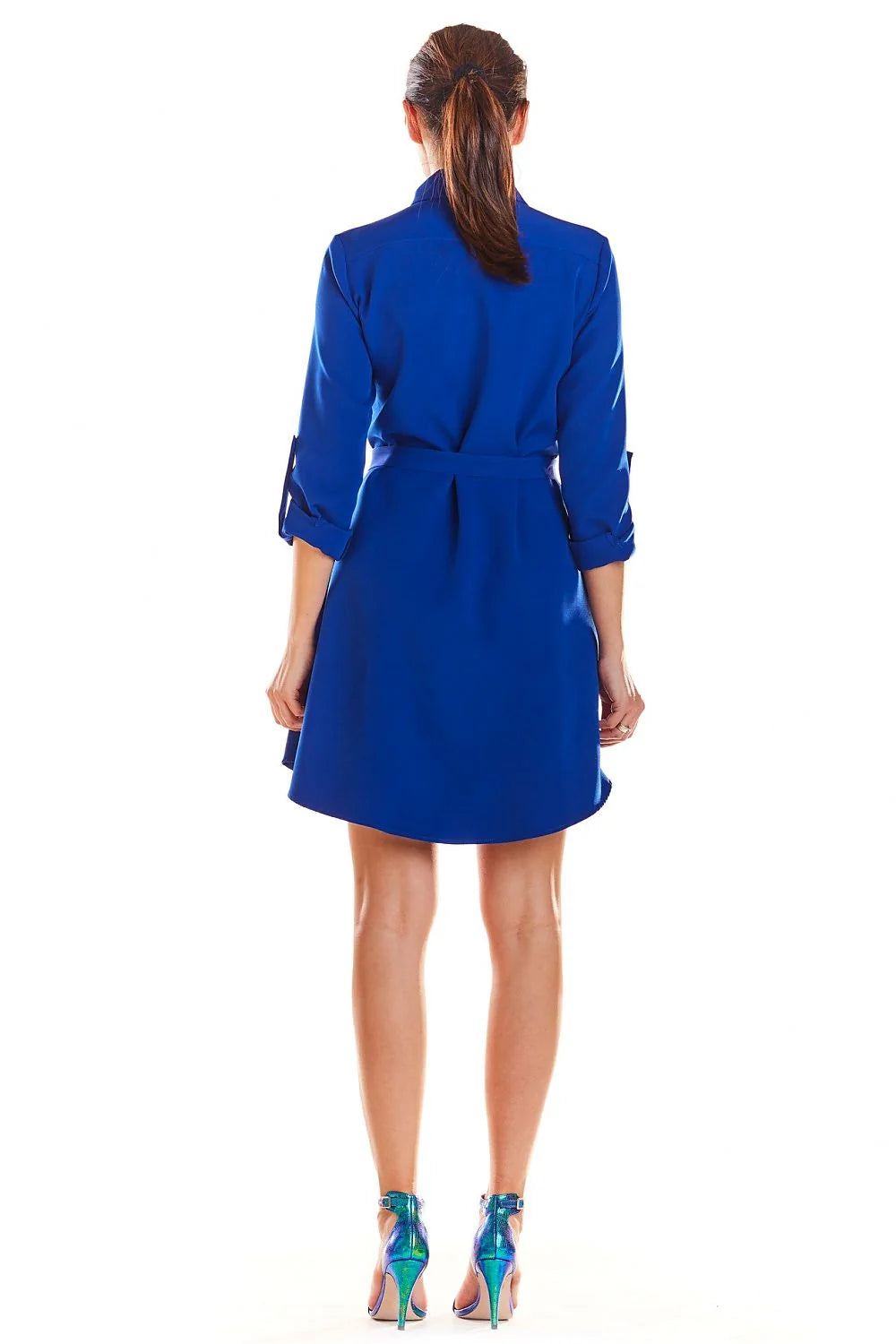 robe chemise courte bleu roi fluide évasée col classique boutonnage manches retroussées ceinture nouée taille ajustée ourlet asymétrique dos boutons