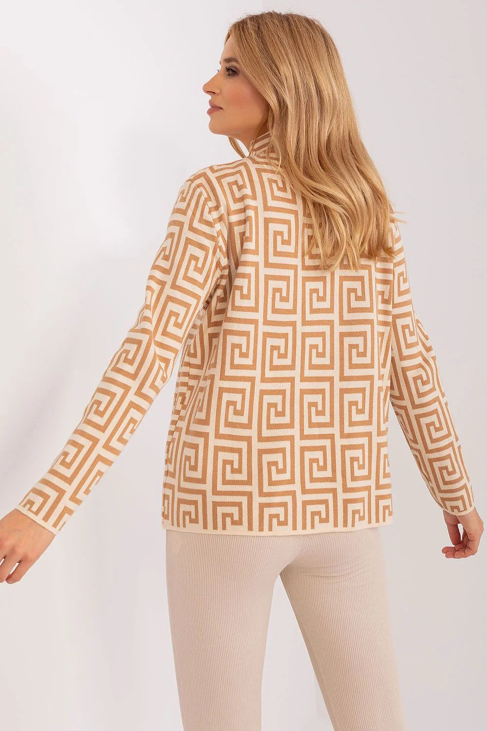 pull femme motif géométrique spiral maille jacquard beige brun col montant manches longues coupe oversize poches zippées ourlet droit confortable