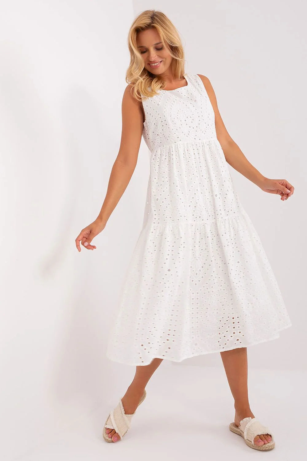 Robe de jour Och Bella sans manches en coton brodé floral et géométrique style empire maxi sandales beige
