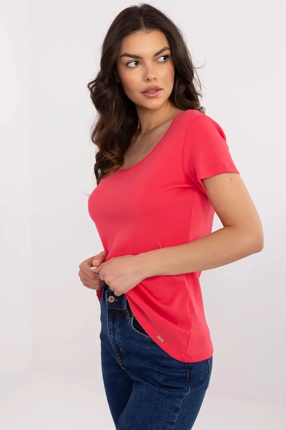 T-shirt femme style décontracté coton élasthanne coupe ajustée col rond logo métallique manches courtes longueur standard