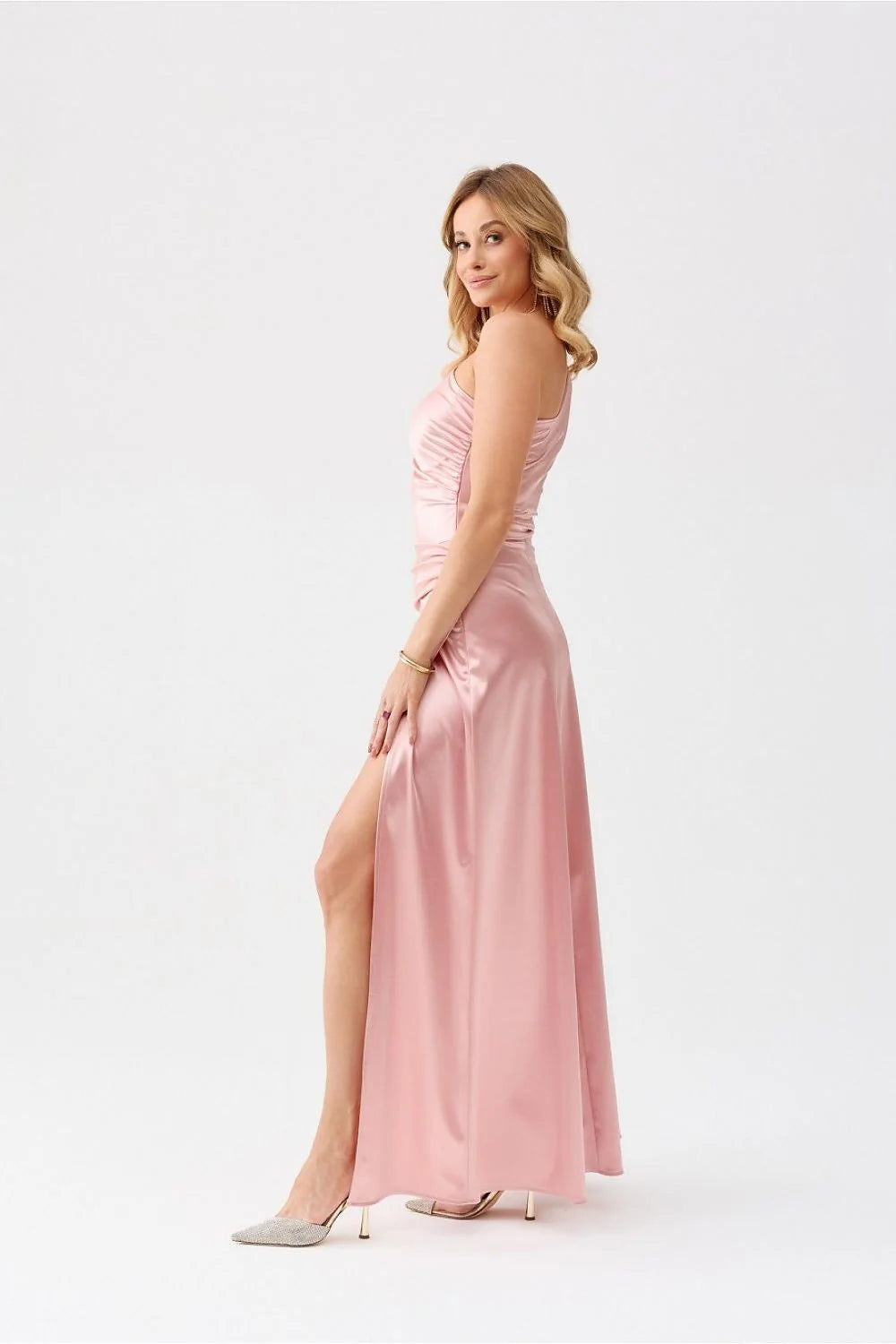 Robe longue élégante pour femme en satin rose pâle asymétrique fente haute épaule nue soirée mariage