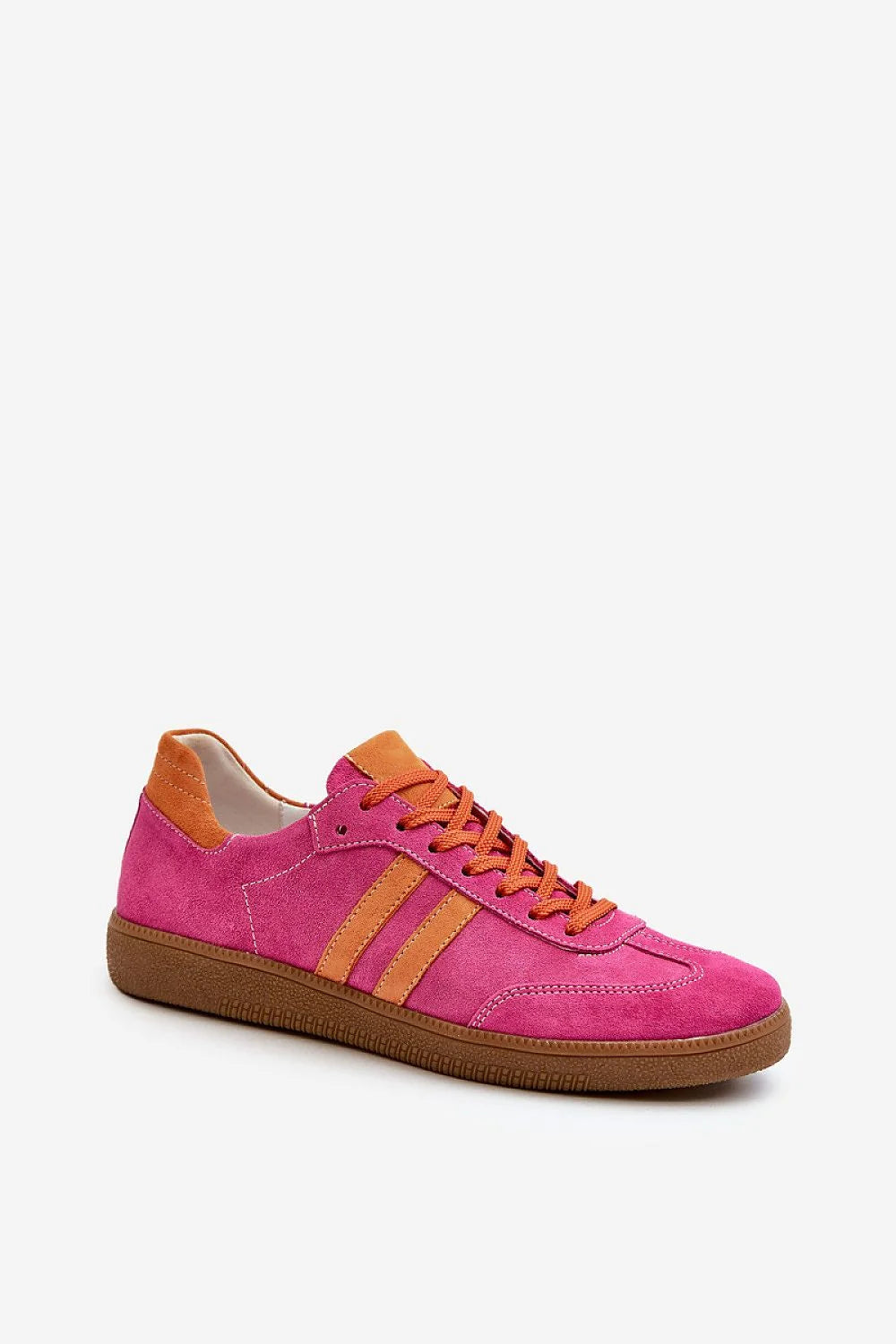 baskets basses femmes suède fuchsia orange lacets contrastants semelle gomme brune antidérapante bout rond col rembourré chaîne cheville dorée rétro