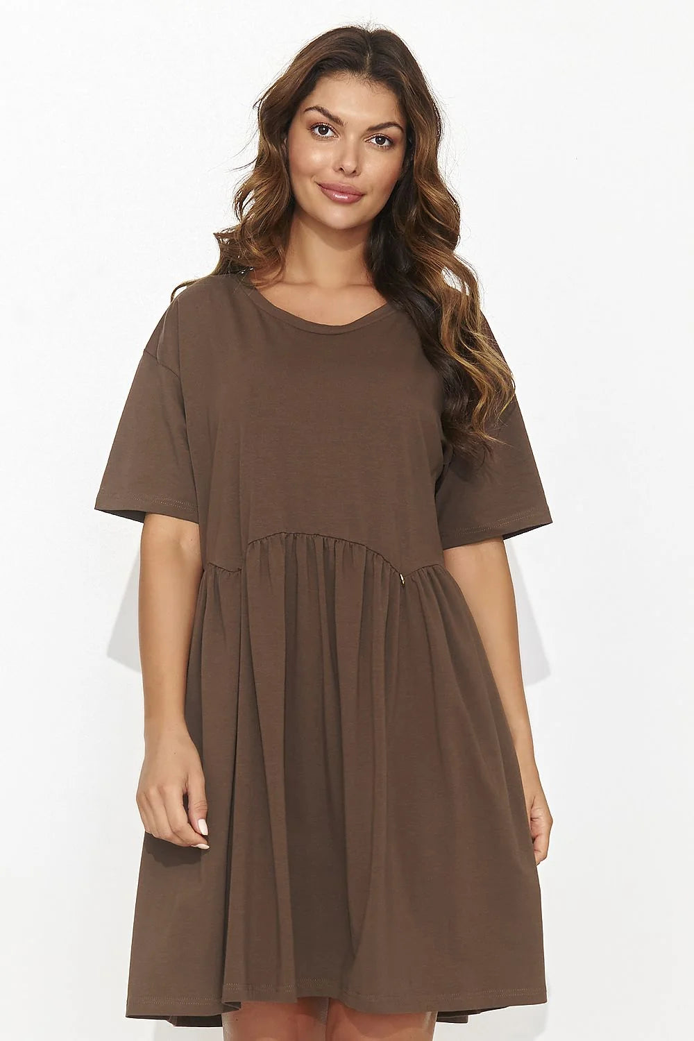 Robe de jour Numinou Casual Brown Soft Fabric Short Sleeves Flared Cut Golden Plaque Elegant Daily Use