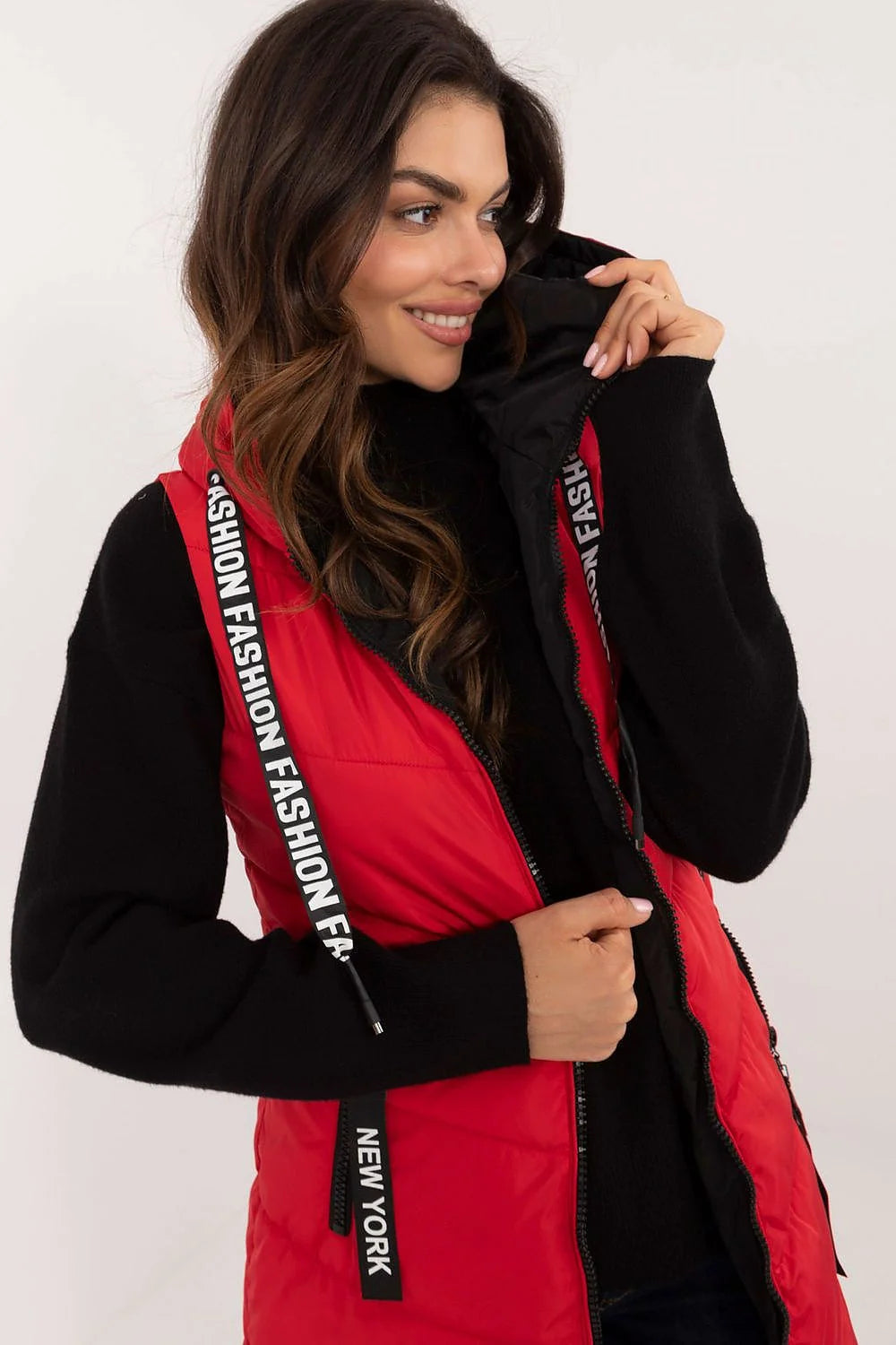 Gilet pour femme, polyester rembourré rouge vif, style urbain, cordon décoratif 'FASHION NEW YORK', doublure noire, saison automne-hiver-printemps