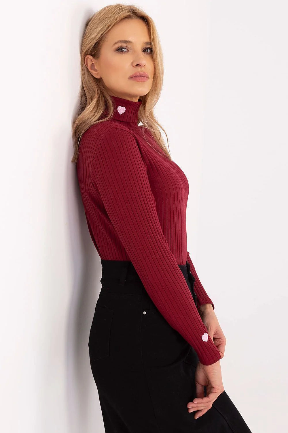 ensemble féminin haut col roulé côtelé bordeaux manches longues maille extensible jupe droite taille haute noire boutons métalliques cœurs brodés