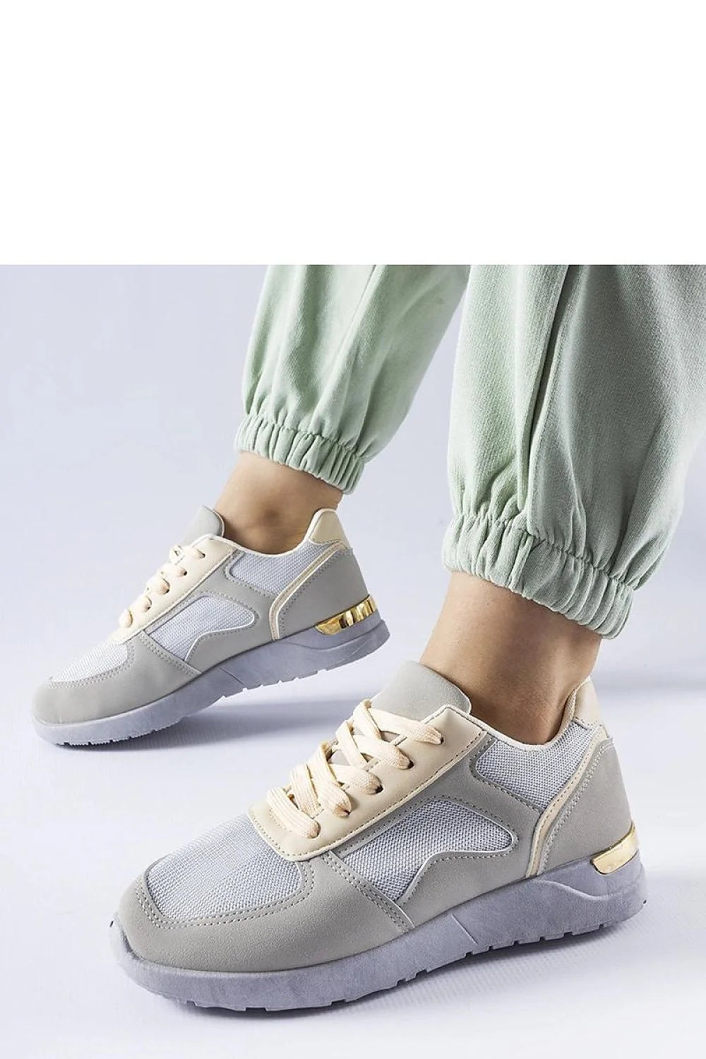 Baskets mode femmes design moderne style casual chic cuir synthétique tissu maillé semelle caoutchouc gris beige doré lacets personnalisables