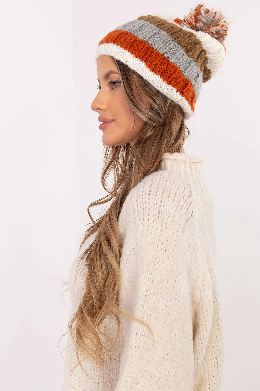 Bonnet AT avec pompon multicolore tricoté en laine pour femmes, style décontracté, look hivernal élégant, confort optimal