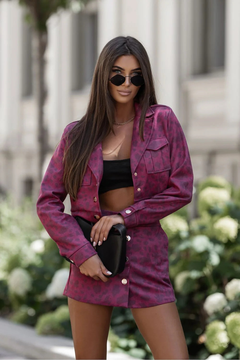 blazer court cintré bordeaux léopard fuchsia manches longues col cranté boutons dorés poches plaquées jupe short taille haute viscose élasthanne