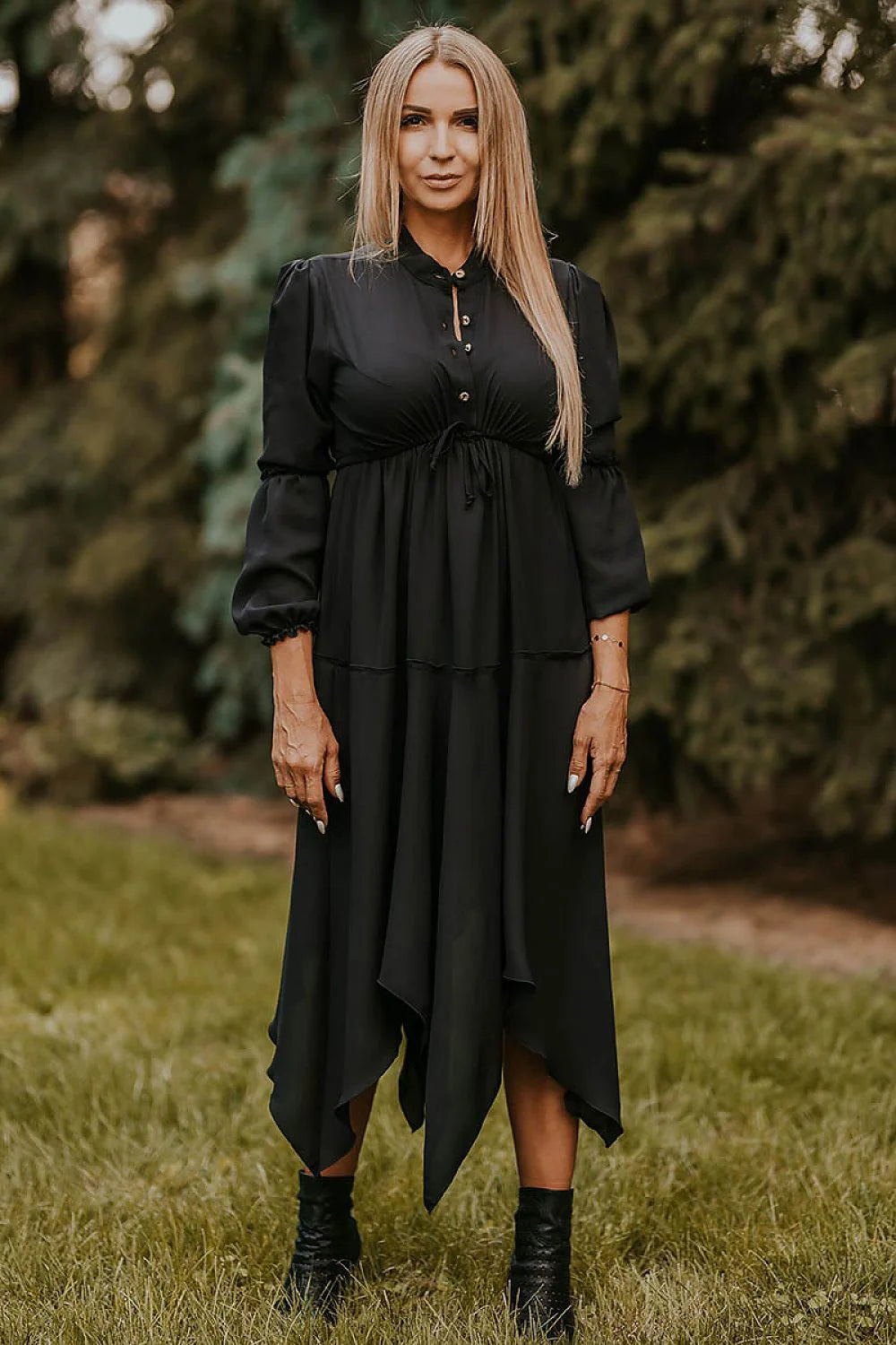 Robe fluide noire élégante manches longues boutonnées coupe asymétrique confortable pour occasions diverses femme