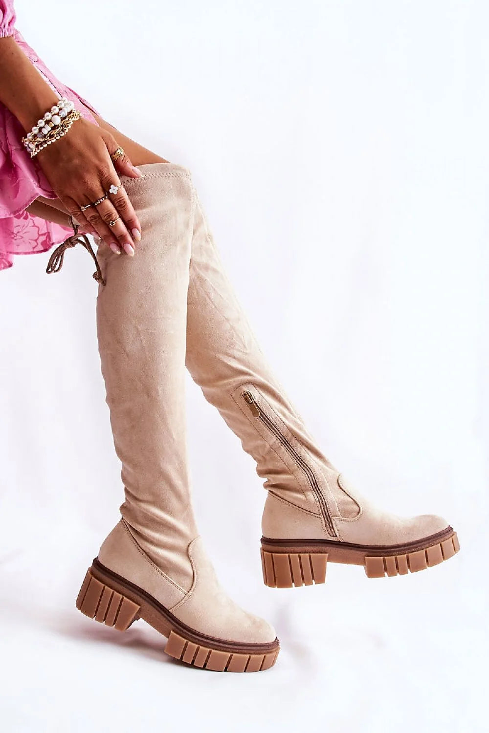 Bottes cuissardes suédine beige style moderne casual chic semelle crantée confort femmes élégantes