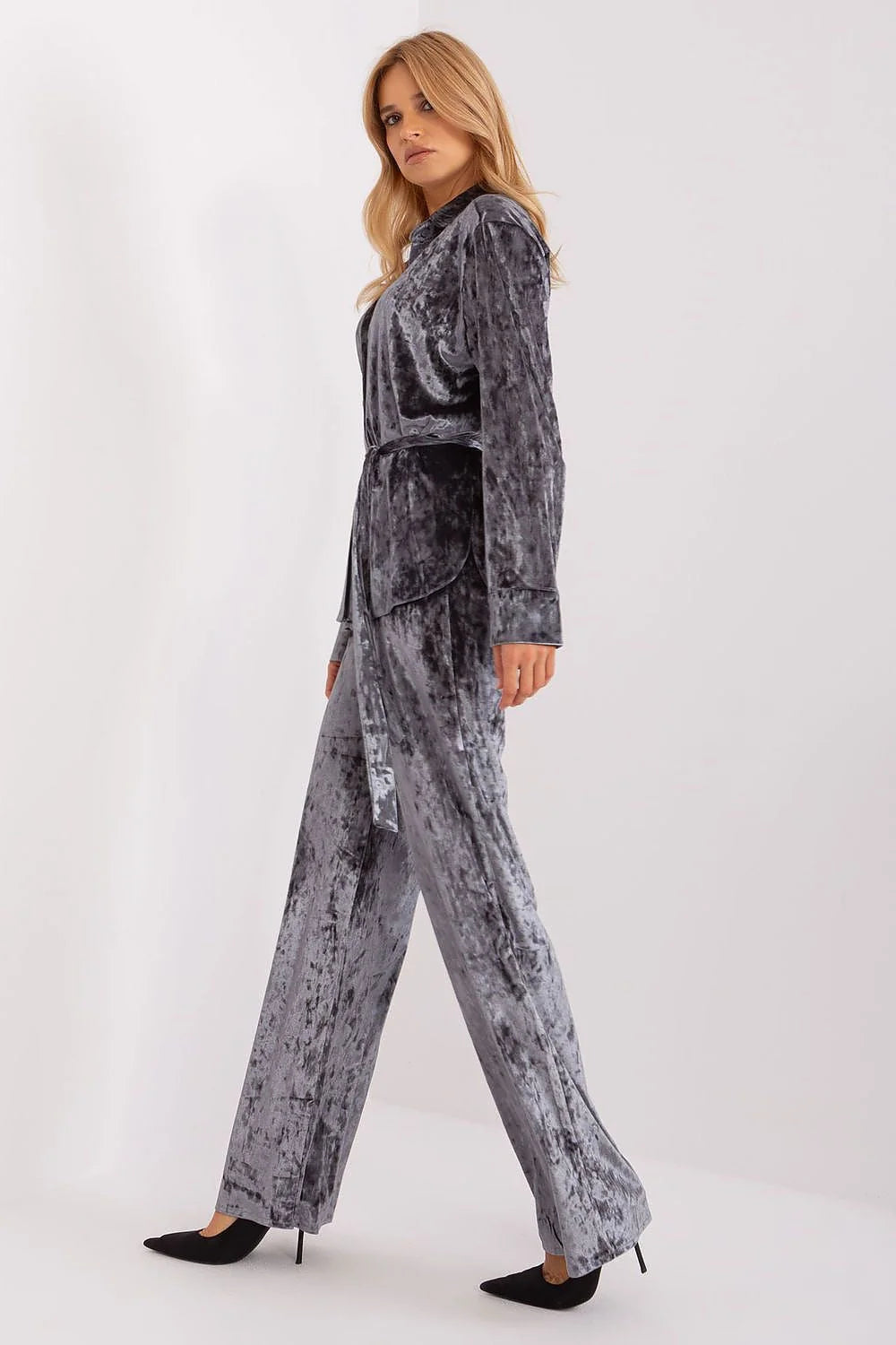 ensemble Lakerta velours métallisé gris anthracite chemise boutonnée ceinturée pantalon large fluide coupe froissé brillant soyeux élégant confortable luxueux féminin