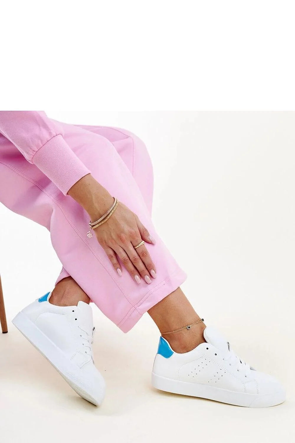 Baskets Solea Akila Adidas blanches bleues jogging femmes cuir simili confort urbain style casual