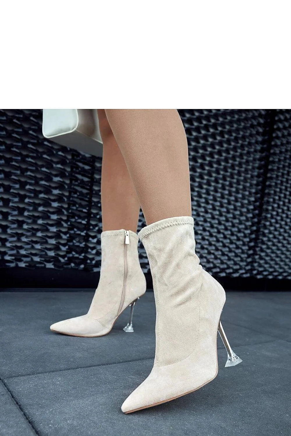 bottines beige daim talon transparent plexiglas stiletto évasé contemporain élégant sophistiqué montante stretch chaussette pointu silhouette ajustée fermeture éclair urbaine