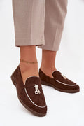 mocassins femme suédine écologique marron chocolat loafers bout arrondi passepoil blanc contrastant ornement métallique argenté semelle caoutchouc antidérapante sans lacets