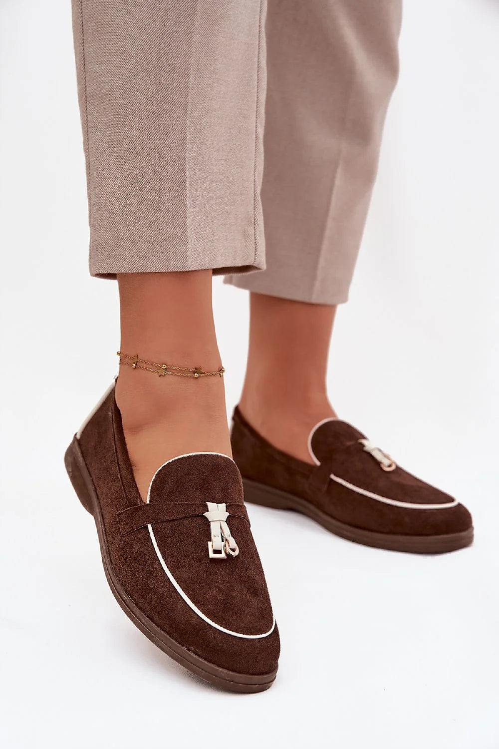 mocassins femme suédine écologique marron chocolat loafers bout arrondi passepoil blanc contrastant ornement métallique argenté semelle caoutchouc antidérapante sans lacets