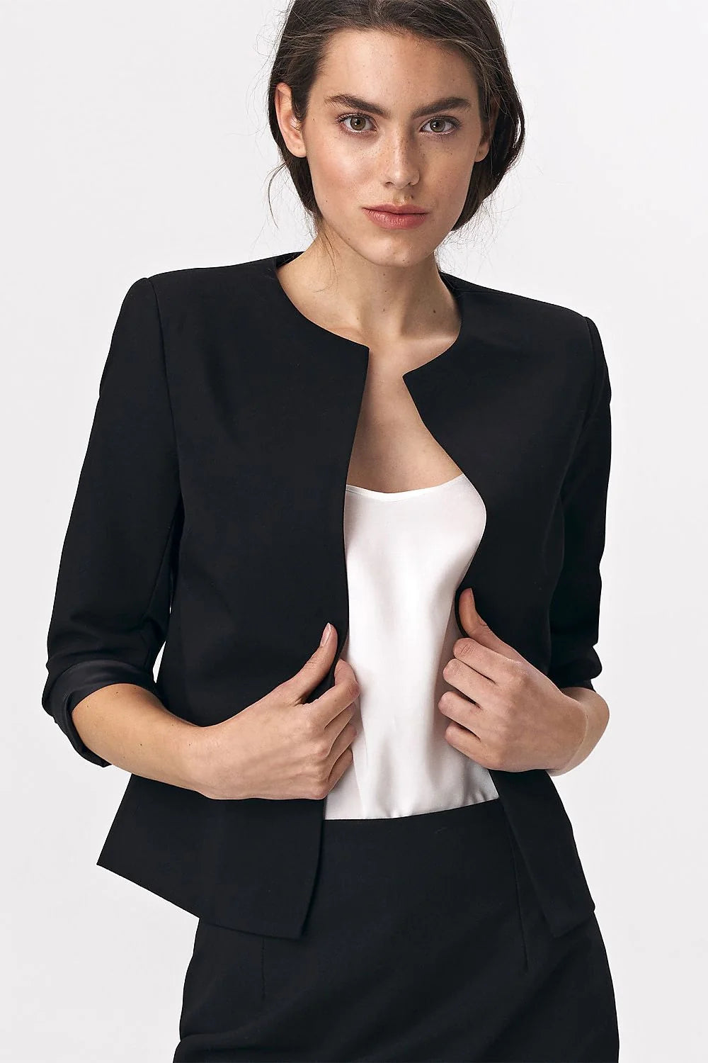 blazer femme court noir col rond ouvert manches troisquarts coupe cintrée silhouette structurée tissu doux viscose stretch