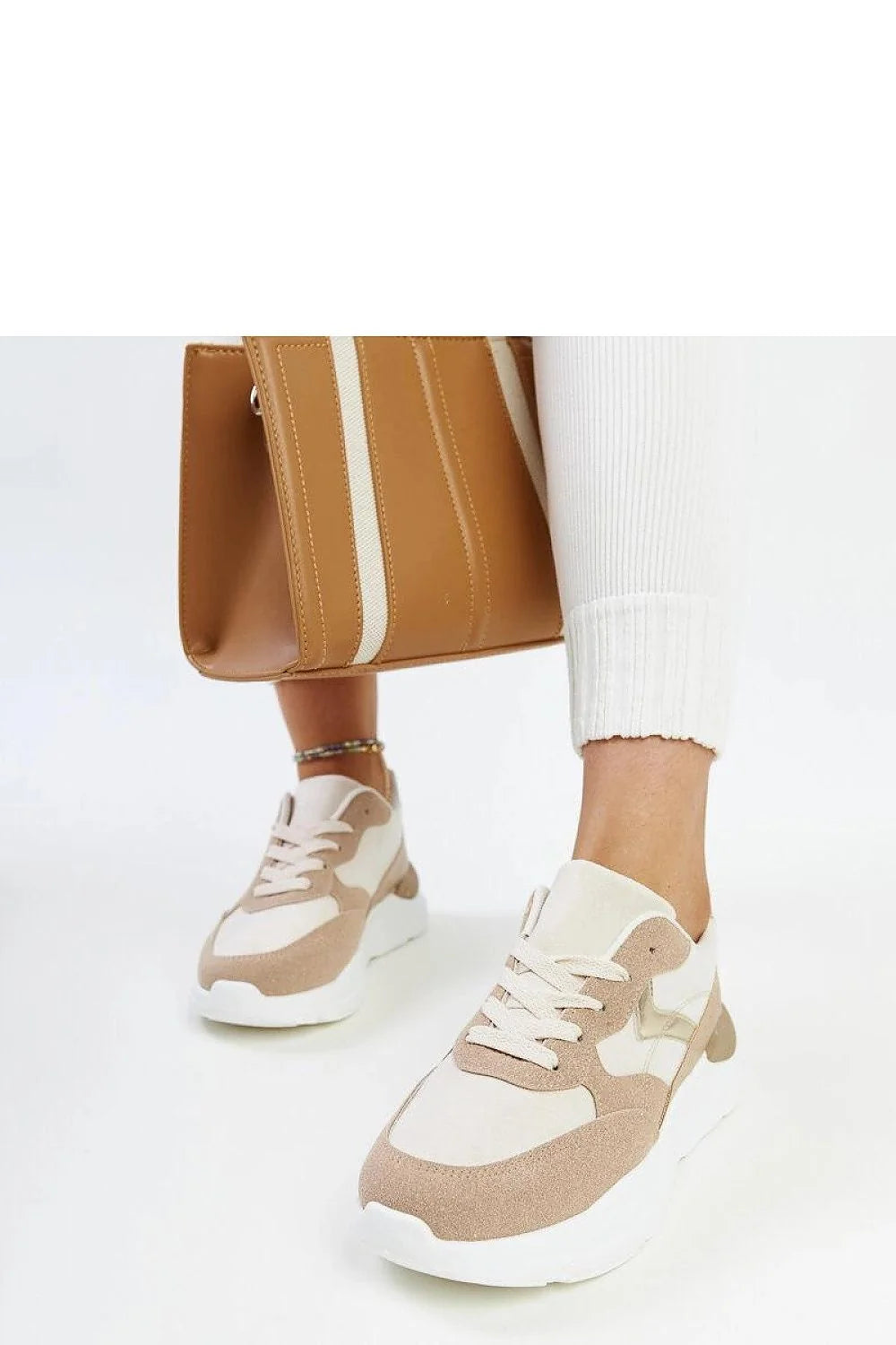 Baskets de mode moderne en cuir beige et métal doré pour femmes, style sophistiqué et décontracté