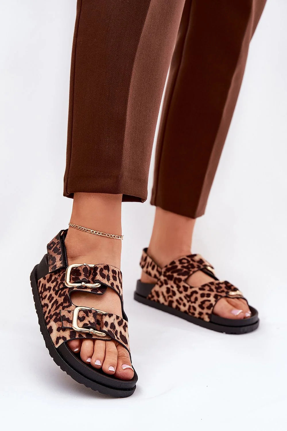 sandales femme estivale imprimé léopard suédine marron double brides réglables boucles métalliques dorées semelle plateforme épaisse crantée rembourrée