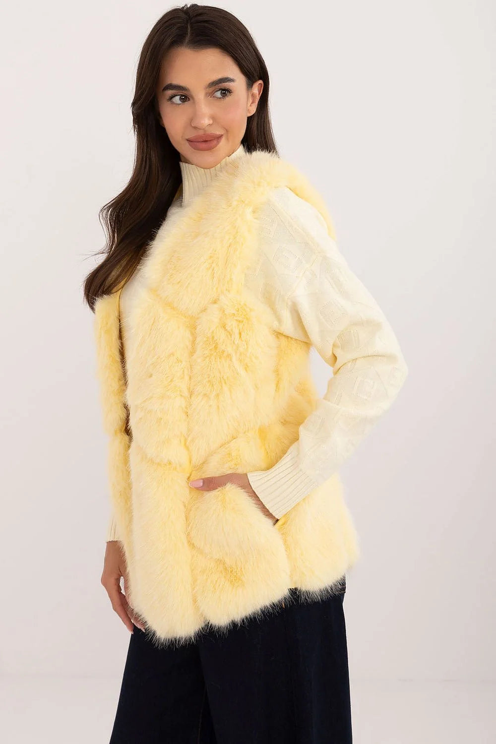 Gilet sans manches fausse fourrure couleur jaune pâle coupe droite élégant et versatile pour femme occasion semi-formelle