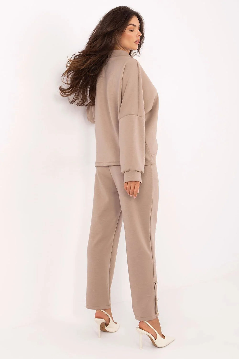 ensemble deux pièces femme loungewear oversize maille confortable beige taupe pull boutonné col V pantalon taille haute boutons dorés décoratifs