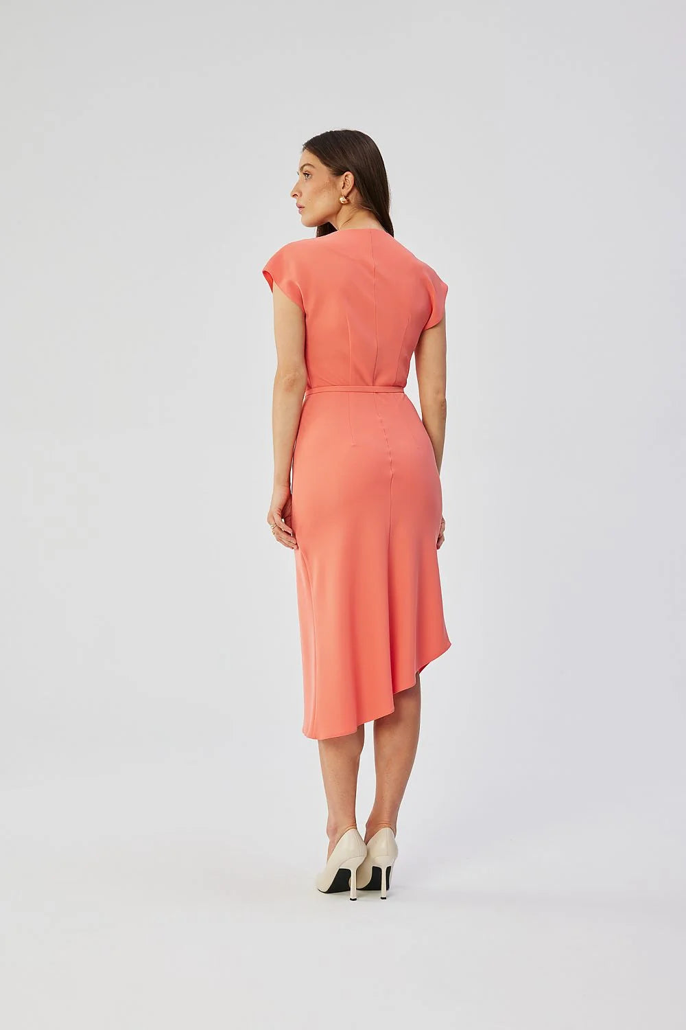 Robe de cocktail élégante corail satiné col drapé tailleur ceinture assortie femme occasion spéciale