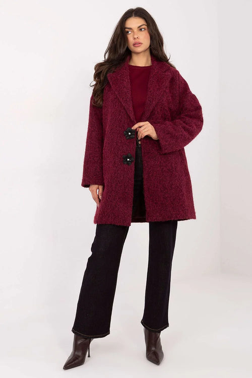 manteau bordeaux bouclé duveteux mi cuisses oversize coupe droite col tailleur boutons noirs fleuris manches longues doublure confortable