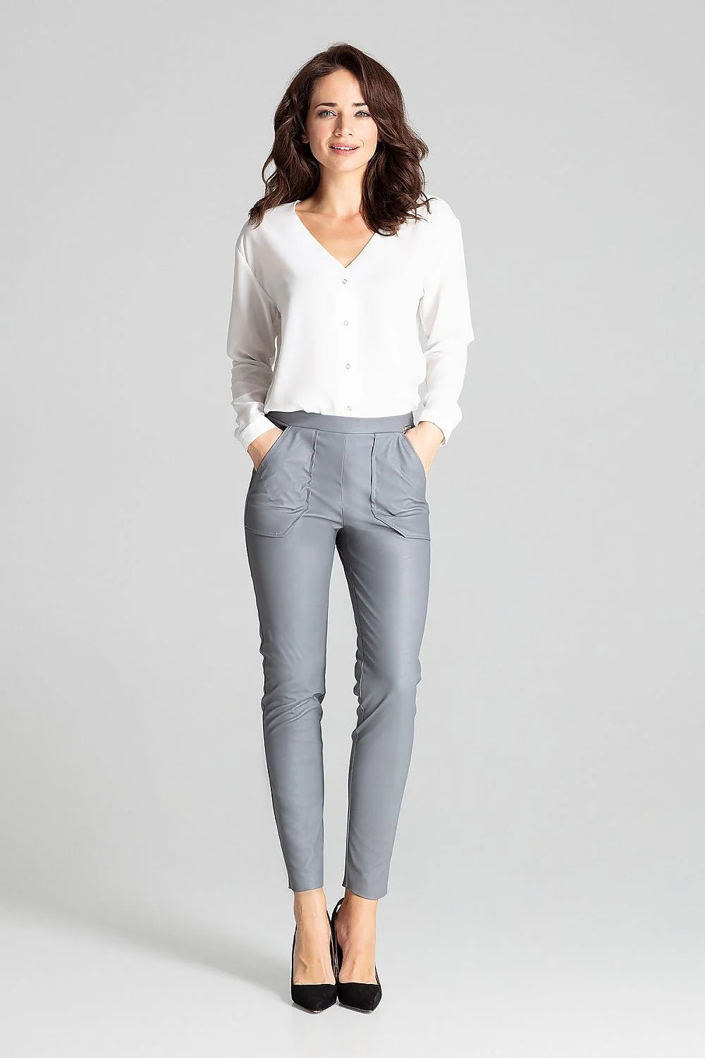 Tenue élégante femme chemisier blanc pantalon cuir écologique style professionnel chic accessoires inclus