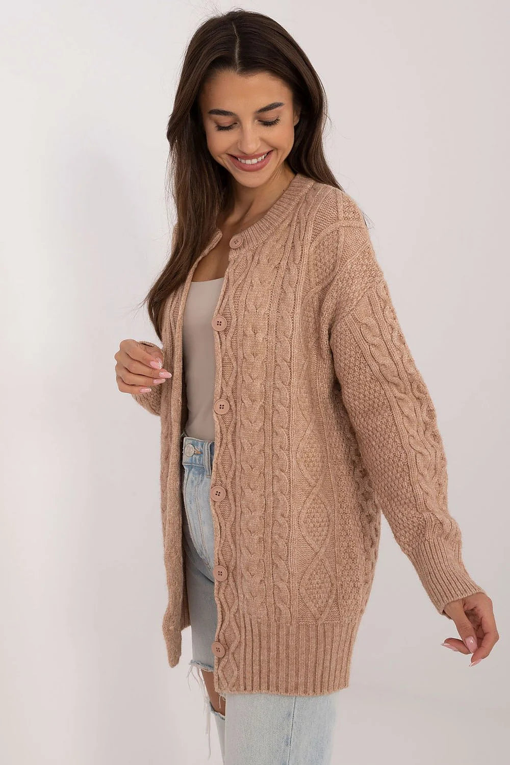 Cardigan pour femme en tricot torsadé coloris beige doux coupe ample manches longues boutons assortis