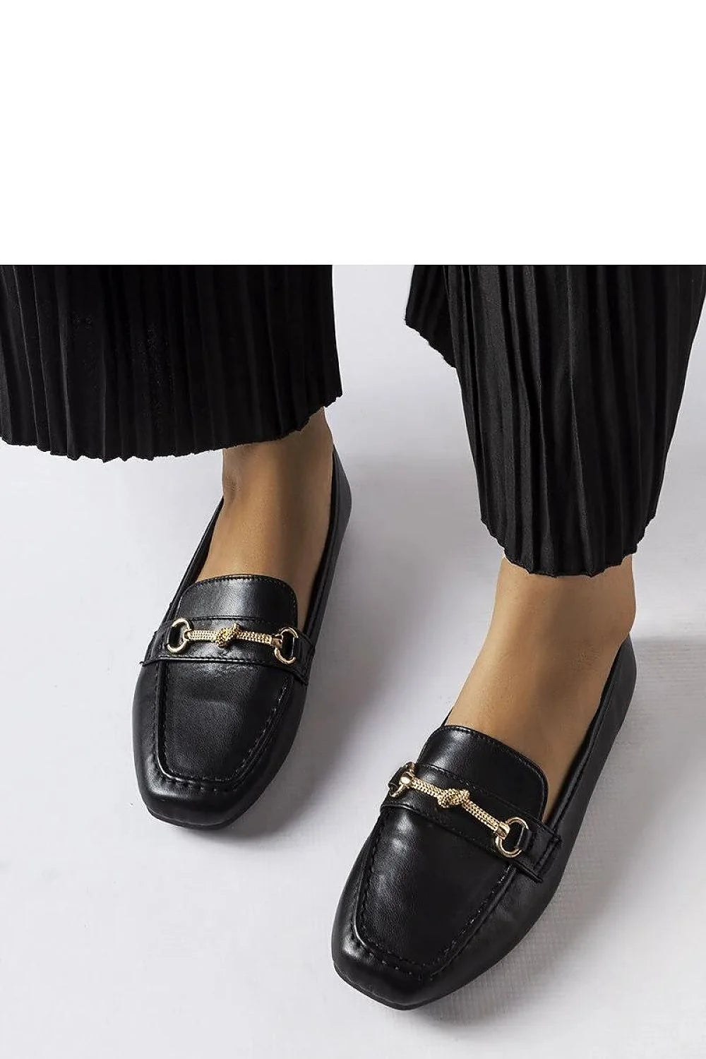 Mocassins femme élégance et confort cuir noir bijoux métal doré silhouette classique bout arrondi semelle plate occasion多种 noir