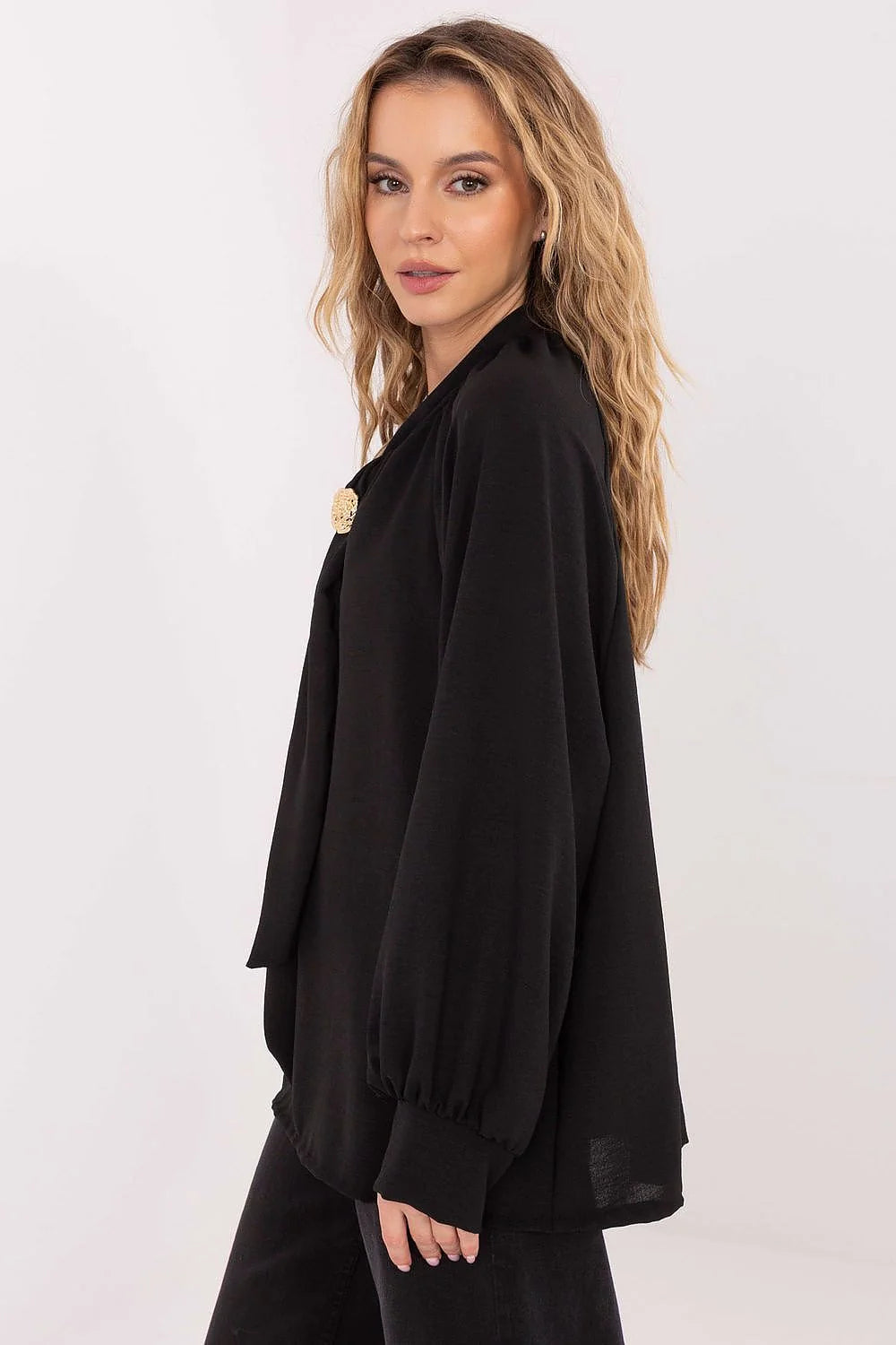 chemisier femme viscose fluide noir oversize manches ballon longues poignets resserrés col lavallière ajustable laçage broche dorée élégant
