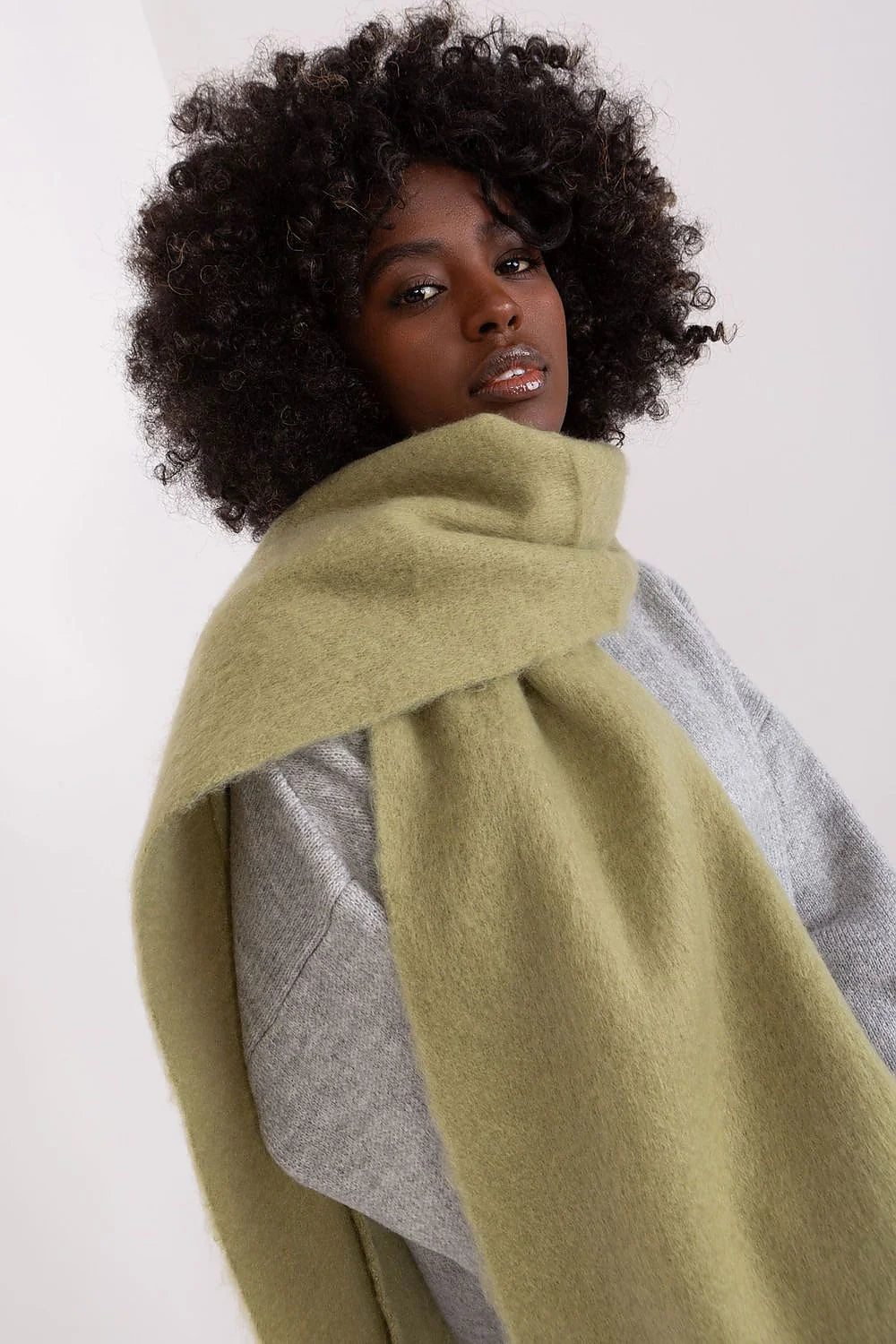 Robe pull femme en laine mélange ample manches longues écharpe tricot verte kaki franges torsadées look casual chic hiver