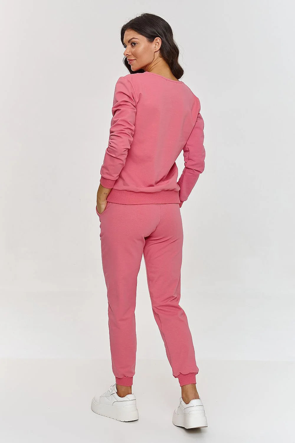 ensemble femme Makadamia sweatshirt colV mancheslongues molleton coton polyester pantalon jogger tailleelastique bordcotes pocheslaterales fuselé rose athleisure confort élégante