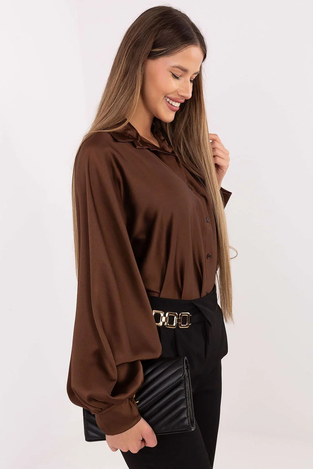 chemise femme satinée marron chocolat boutonnée col classique coupe oversize tombé fluide manches ballon volumineuses poignets boutonnés