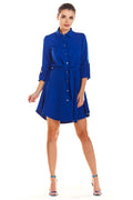 robe chemise courte bleu roi fluide évasée col classique boutonnage manches retroussées ceinture nouée taille ajustée ourlet asymétrique dos boutons