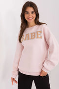 Sweatshirt femme style urbain motif BABE en lettres majuscules couleur rose pâle coton polyester coupe ample manches longues col rond
