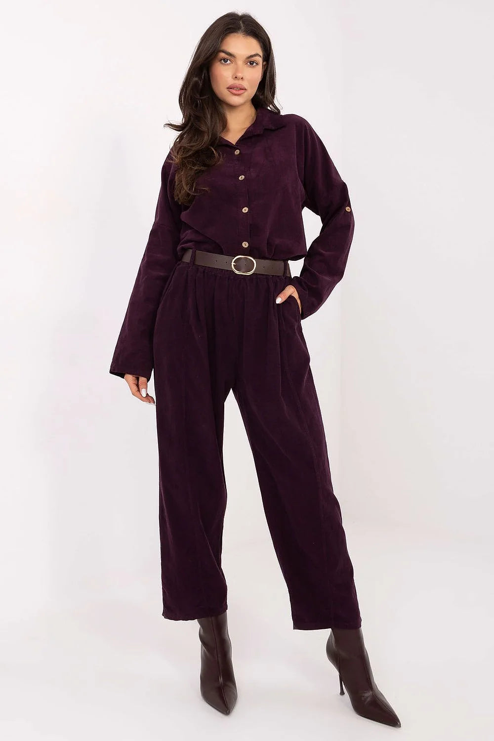 combinaison velours côtelé prune profond chemise boutonnée manches longues col taille élastiquée ceinture marron boucle ovale dorée coupe ample automne