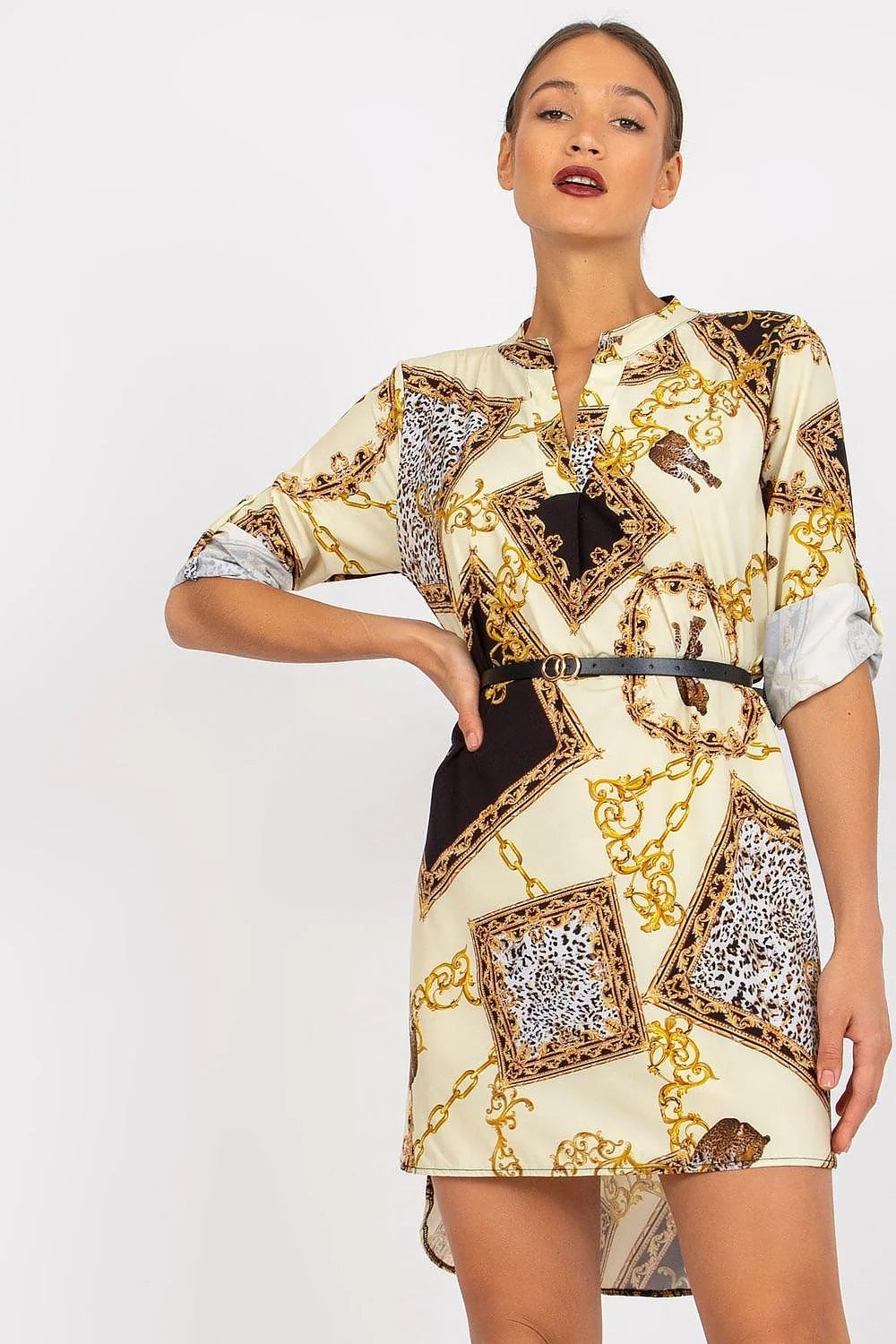 robe chemise femme tissu léger fluide beige clair coupe ample encolure V manches longues retroussées ceinture fine cuir noir asymétrique