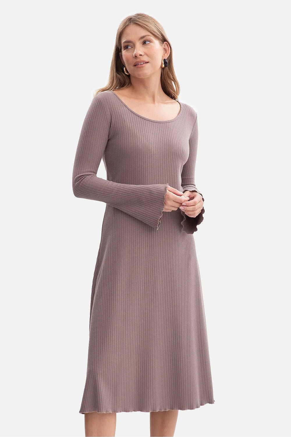 robe midi maille côtelée tricot coton élasthanne extensible doux ajustée silhouette fluide manches longues évasées festonnées ourlet ondulé coupe féminine